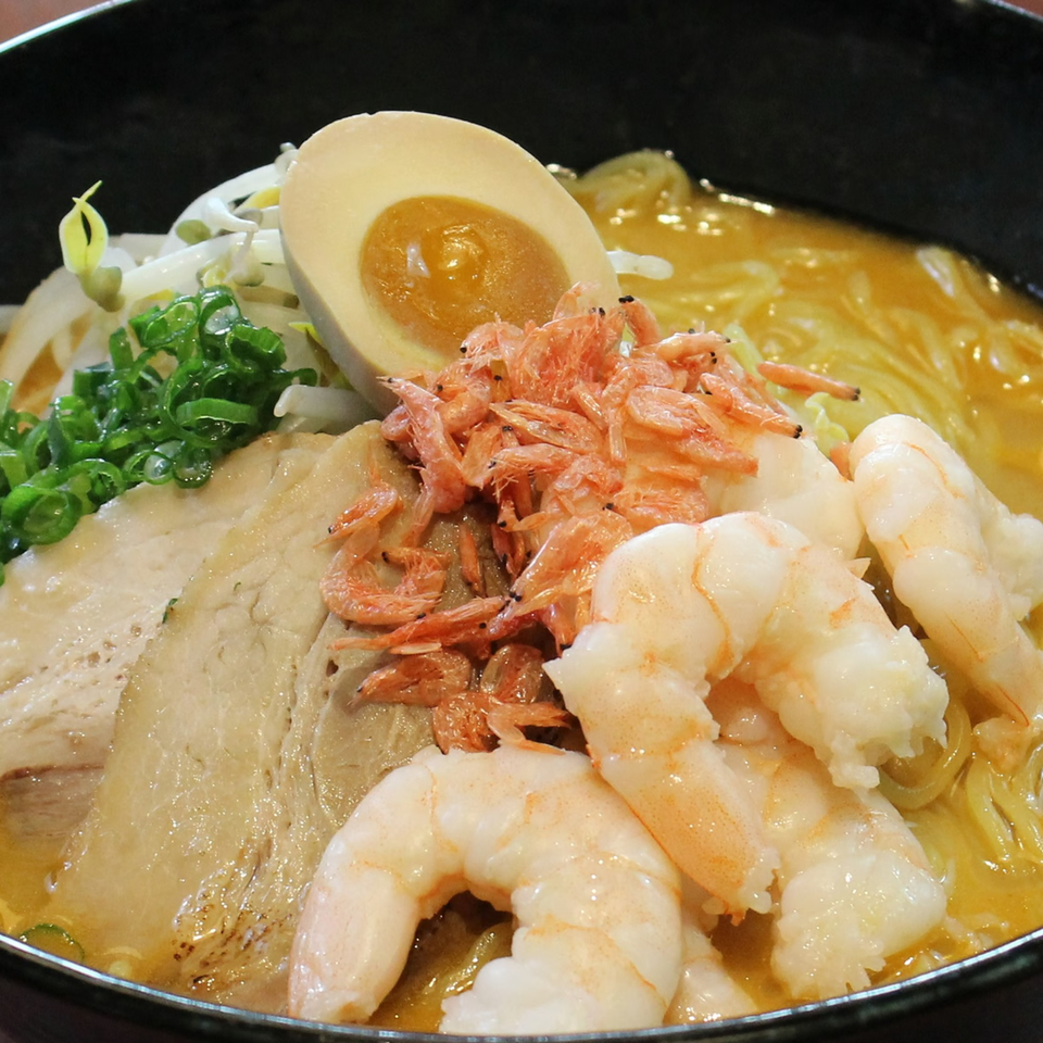 A bowl of Huntington Ramen & Sushi ramen with shrimp, pork, egg, bean sprouts, and green onions.